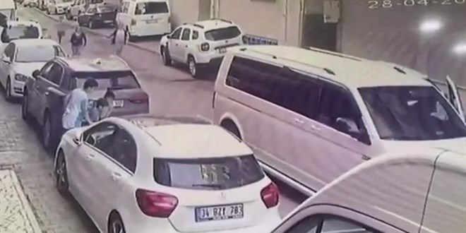 Esenler'de yola fırlayan çocuğa minibüsün çarpma anı kamerada