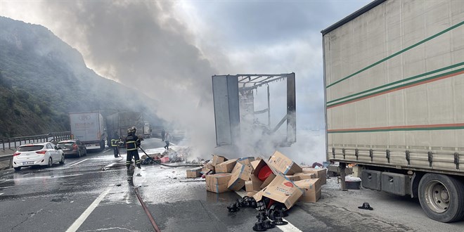 Anadolu Otoyolu'nun Kocaeli kesiminde tır yangını ulaşımı aksattı