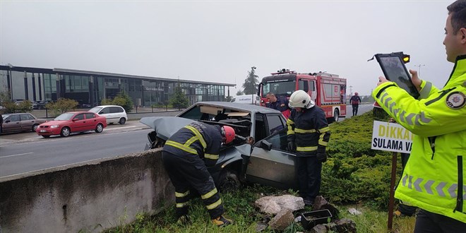 Düzce'de beton bariyerlere çarpan otomobilin sürücüsü ağır yaralandı