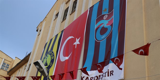 Ar Belediyesine Trabzonspor ve Trk bayraklar asld