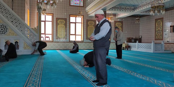 Kadınların ekmek yaparak yaptırdığı cami ibadete açıldı