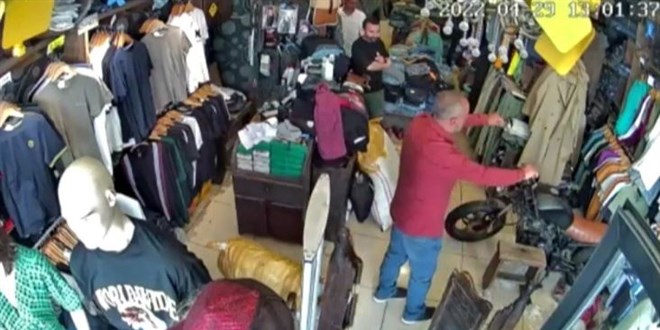 Beğendiği gömleği üzerine giyip ödeme yapmadan gitti