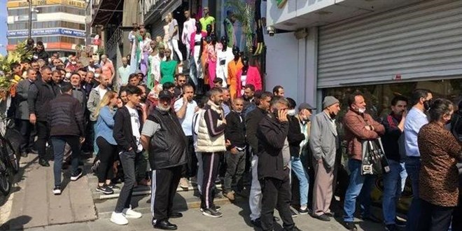 Bayram öncesi ucuz baklava kuyruğu
