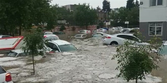 Adıyaman'da sel: Onlarca araç sular altında kaldı