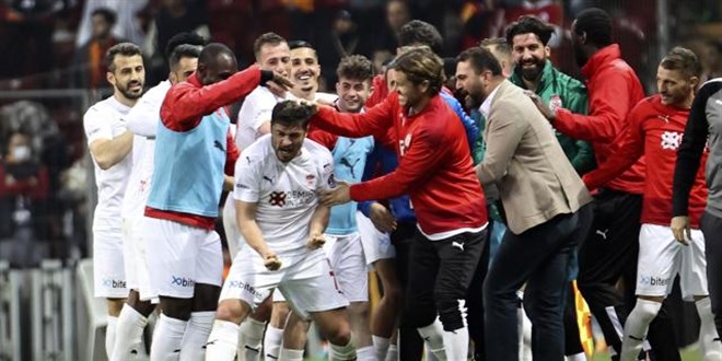 Sivasspor Galatasaray'ı üç golle geçti