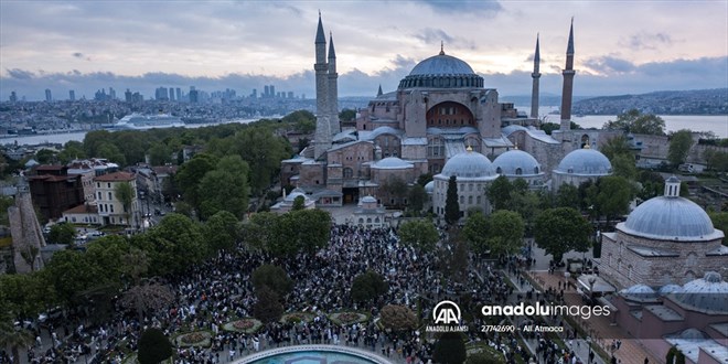 Ayasofya-i Kebir Cami-i Şerifi'ne gelenler bayram namazı kıldı