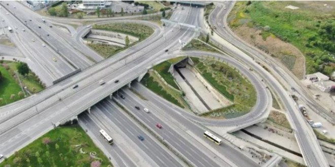 Bayram�n ilk g�n� �stanbul'da yollar bombo�