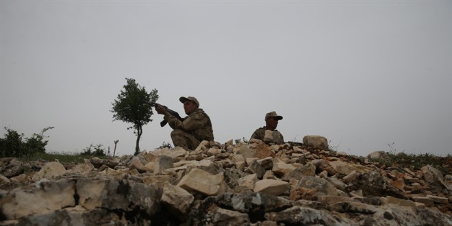 Ramazan Bayram�'n� vatan n�betinde, elleri tetikte ge�iriyorlar