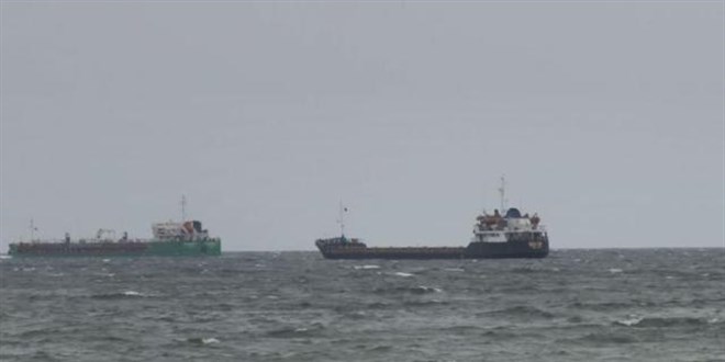 Marmara Denizi'nde poyraz: Gemi ve tekneler kyya demirledi