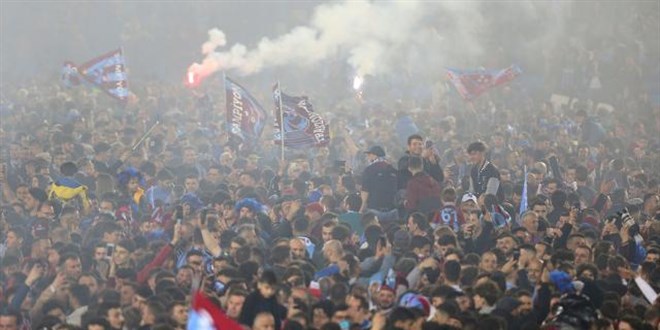 Trabzonsporlu taraftarlar, takmlarnn ampiyonluunu stanbul'da kutlayacak
