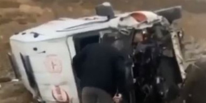 Hasta taşıyan ambulans yan yattı: 5 yaralı