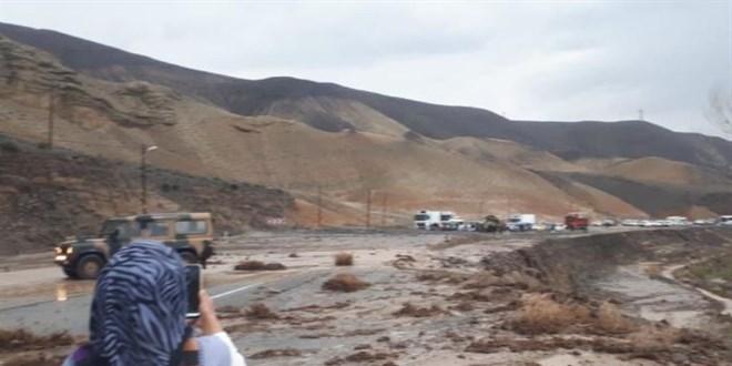 Idr'da yamur sonras heyelan: Idr-Erzurum yolu kapand