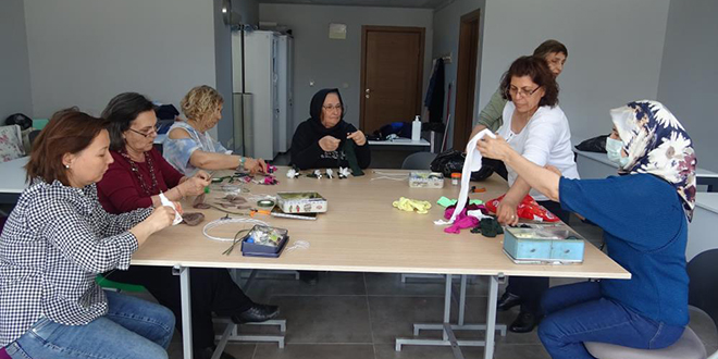 Kadın çoraplarını sanata dönüştürüyorlar