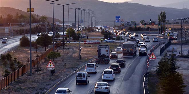 'Kilit kavşak' Kırıkkale'de bayram tatilinden dönüş yoğunluğu başladı
