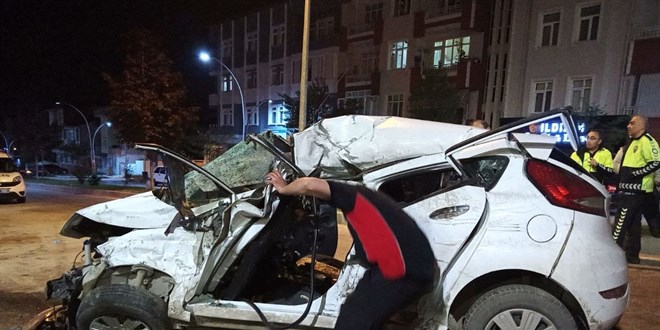 Tokat'ta park halindeki minibüse çarpan otomobilin sürücüsü öldü