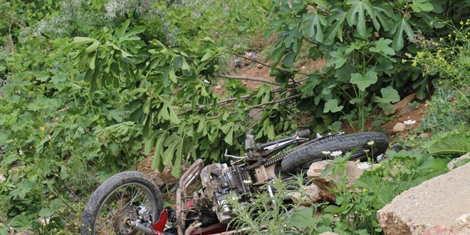 Otomobilin çarptığı motosikletteki çocuk öldü, babası ağır yaralandı