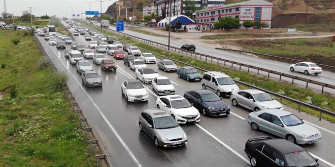 43 ilin geçiş güzergahında trafik durma noktasına geldi