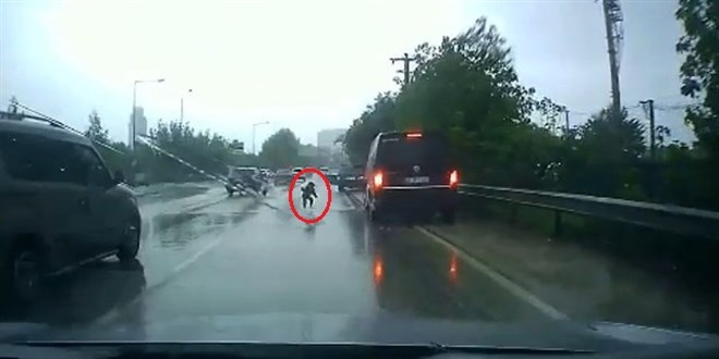 İnanılmaz kurtuluş! Kapısı açılan arabadan düşen çocuk ölümden döndü