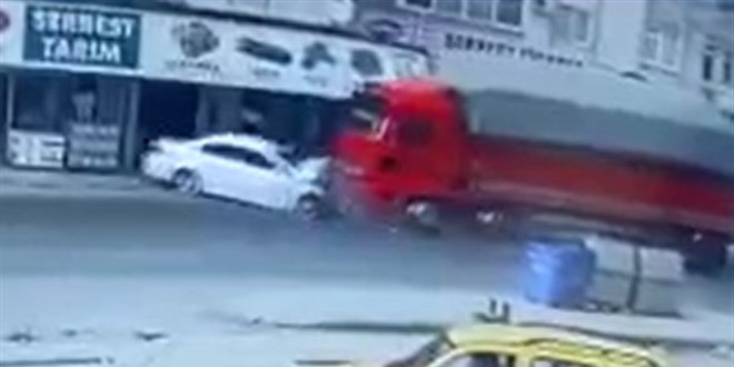 Otomobil karşı şeride geçerek tır ile çarpıştı: 1 ölü,1 yaralı