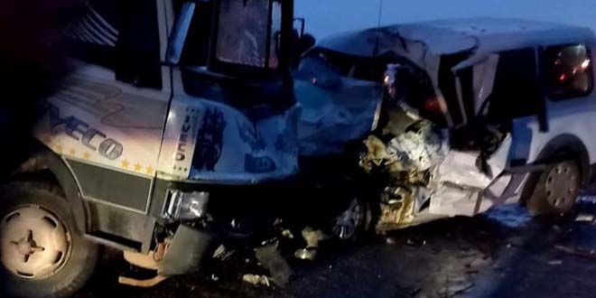Kamyonet ile hafif ticari ara� �arp��t�: 1 �l�, 4 yaral�