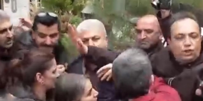 HDP binası önünde gerginlik! Evlat nöbetindeki ailelerle partililer birbirine girdi