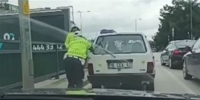 Bursa'da trafik polisinden takdir toplayan hareket