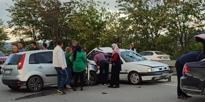 Zincirleme kazaya ilk müdahaleyi başkan ve doktor eşi yaptı