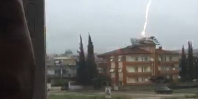 Yağmuru çekerken binanın üzerine yıldırım düştü