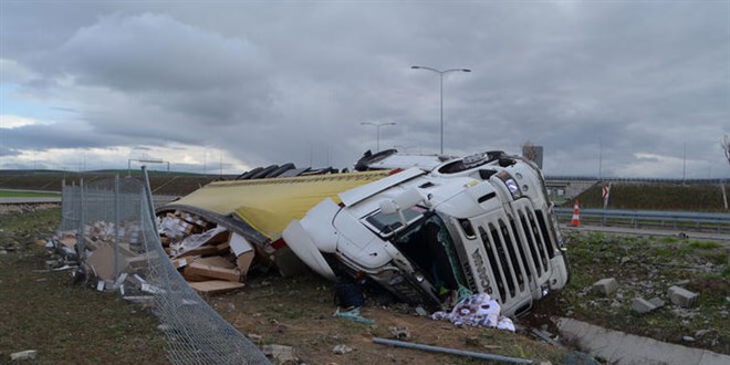 Emniyet kemerini arkadan takan TIR sürücüsü kazada öldü