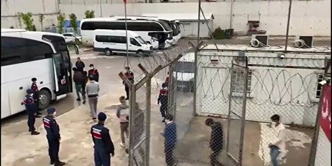 İstanbul'da yakalanmışlardı: 449 düzensiz göçmen sınır dışı edildi