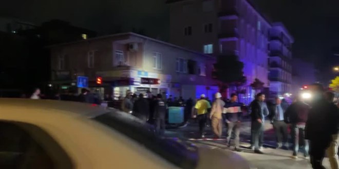 Çekmeköy'de bir araçla çarpışan otomobil, dükkana girdi