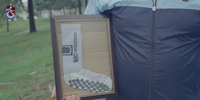 Trabzonsporlu Bakasetas, kutlamalarda çorabını alan taraftarla buluştu