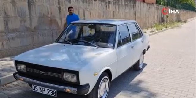 Arabasına binmeye kıyamıyor! Streç filmle koruyor