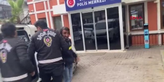 Rambo Okan, köprüdeki Trabzonspor bayrağını indirmeye çalıştı