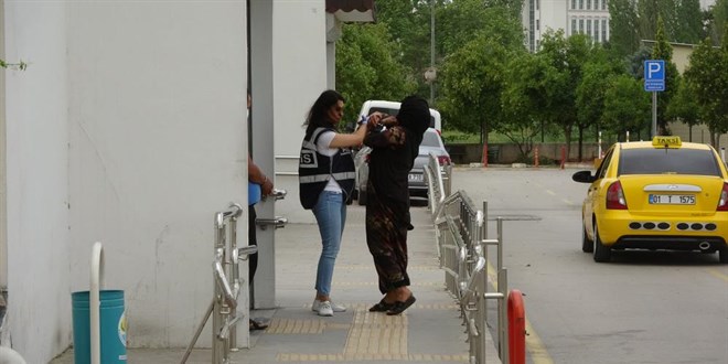 Evden ka��p dilenen k�z�n� zincire vurdu