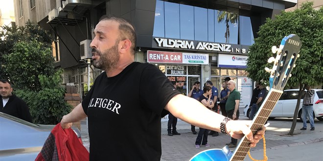 Yangın çıkınca gitarıyla balkona sığındı