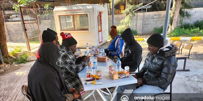 Yunanistan unsurlarınca İzmir açıklarına itilen 37 düzensiz göçmen kurtarıldı