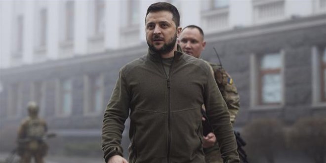 Zelenskiy'nin polar ceketi 90 bin sterline satıldı