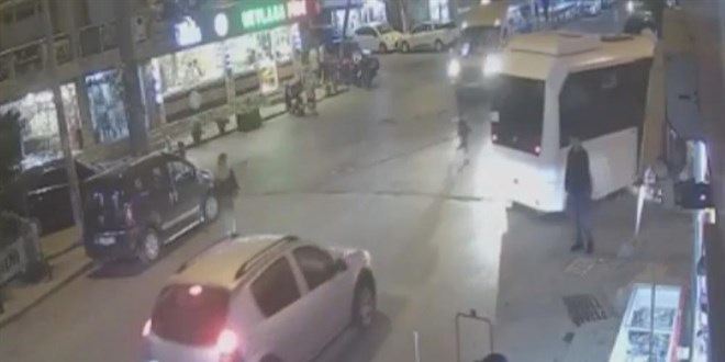 Yola atlayan kız çocuğunu ezilmekten bekçiler kurtardı