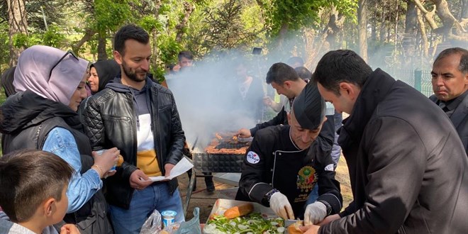 Kaymakam mangalın başına geçti, pişirdiklerini elleriyle ikram etti