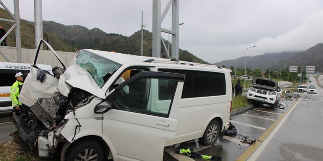 Minibüs yol kenarındaki pikaba çarptı: 2 ölü, 6 yaralı