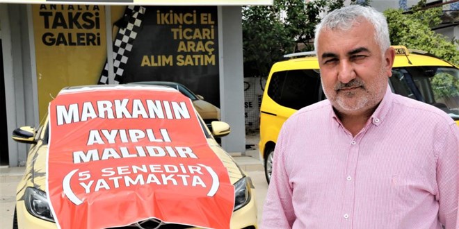 Aldığı lüks aracı işyerinin önüne koyup böyle sergiliyor