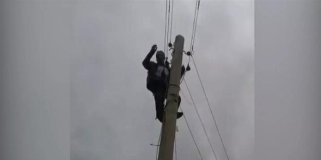 Köy muhtarı elektrik kesintisini protesto için direğe çıktı