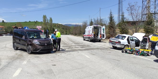 Karabk'te otomobil ile hafif ticari ara arpt, 6 kii yaraland