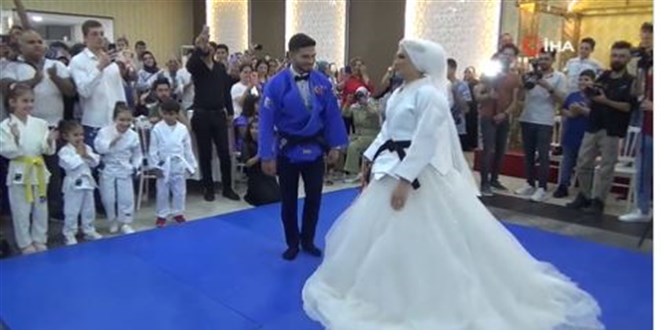 Siyah kuşak sahibi gelin, damadı yerden yere vurdu