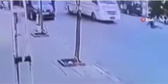 Sokak köpeğinden kaçarken minibüs çarptı: O anlar kamerada