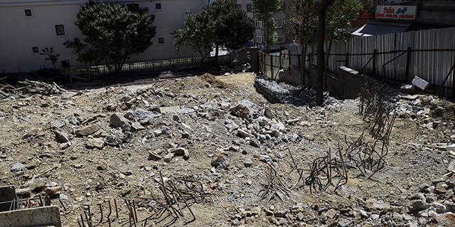 Tarihi �e�meyi yenisini yapaca��z diyerek izinsiz y�kt�lar