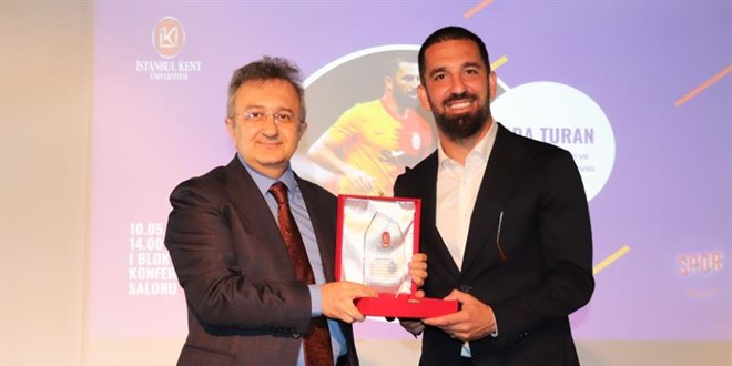 Arda Turan'a yılın en sevilen ve örnek alınan futbolcusu ödülü