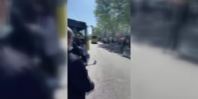 Fatih Haseki'de tramvay İETT otobüsüne çarptı
