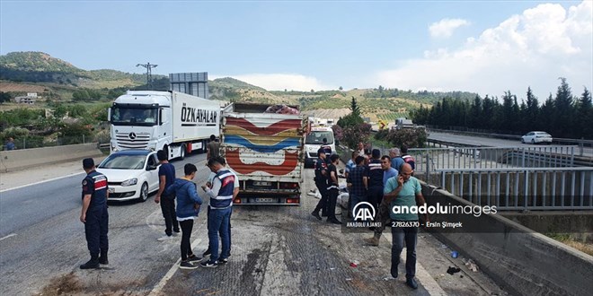 Osmaniye'de tarım işçilerini taşıyan kamyonet devrildi, 15 kişi yaralandı